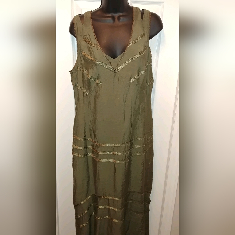 Sleeveless Olive Green Maxi Dress with V-Neck Trim